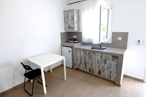 Fridge, cookware/dishes/utensils