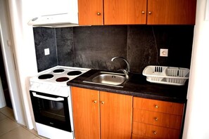 Frigorifero, piano cottura, pentole/stoviglie/utensili