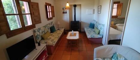 Smart-TV, Kamin, Tischtennisplatte, Bücher