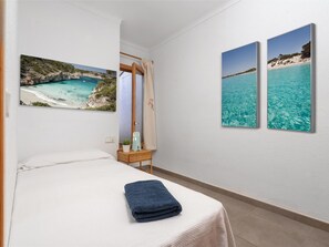 3 bedrooms, iron/ironing board, internet, bed sheets