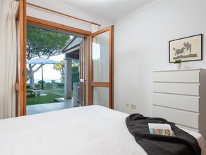 3 bedrooms, iron/ironing board, internet, bed sheets