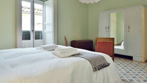 3 bedrooms, iron/ironing board, free WiFi, bed sheets - Old town Modica - newly renovated family home (Modica)