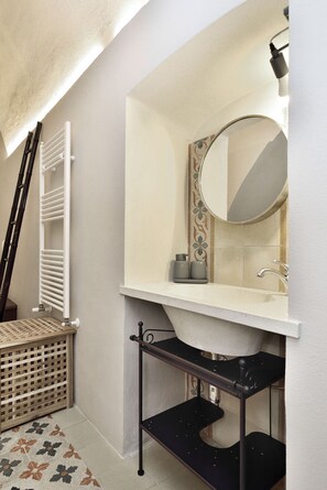Shower, hair dryer, bidet, towels - Old town Modica - newly renovated family home (Modica)