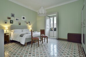 3 bedrooms, iron/ironing board, free WiFi, bed sheets - Old town Modica - newly renovated family home (Modica)