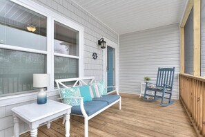 Terrace/patio - Beautiful-4BR/3BA Home w/ Foosball,Air Hockey,Golf Cart Rental,Bicycles,Sleeps10 (Oak Island)