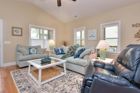 Televisión, reproductor de DVD, futbolito y libros 