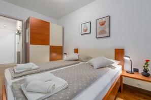 1 bedroom, WiFi, bed sheets - Close to the beach, quiet location, family-friendly (Porec)