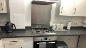 House, Multiple Beds | Private kitchen | Fridge, microwave, oven, stovetop - Beautiful 2-bed House in Basildon (Basildon)