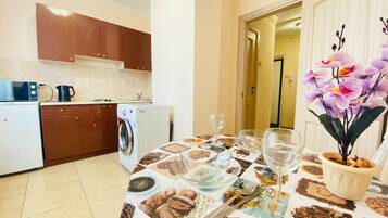 Apartment | Eigene Küche | Großer Kühlschrank, Mikrowelle, Ofen, Herdplatte