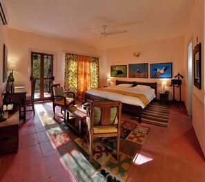 Hideaway River View Room | เครื่องนอนระดับพรีเมียม, โต๊ะทำงาน