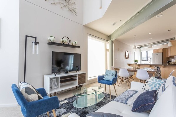 Smart TV 43-inch có truyền hình kỹ thuật số, TV