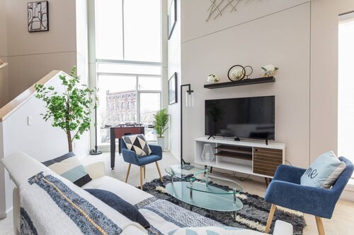 Upscale 3BR Penthouse by CozySuites