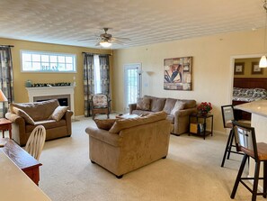 Una televisión, un reproductor de DVD, un reproductor estéreo