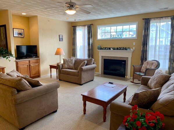 Tv, dvd-spelare, en stereo och kontor