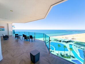 A heated pool - Esmeralda Beach Resort 2 Bedrooms Condo B 602 (Puerto Peñasco)