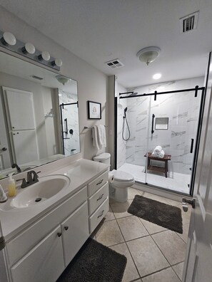 Combined shower/tub - Inn at Dauphin Island 110--Walk-in Shower! Walk out to Pools and Beach!! (Dauphin Island)