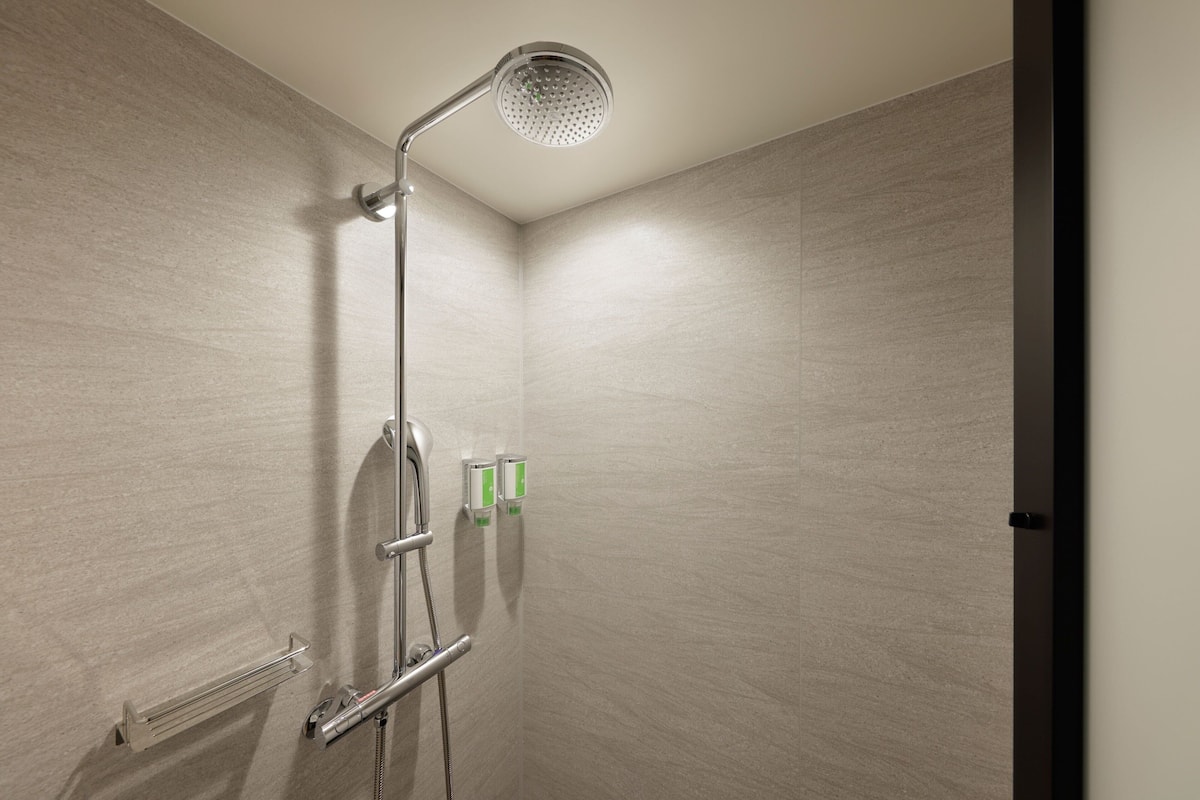 shower, rainfall showerhead, free toiletries, hair dryer
