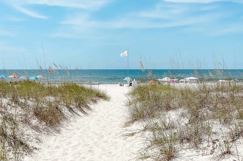 BEAUTIFUL, CUSTOM DECORATED, DOG FRIENDLY BEACH HOME IN THE COTTAGES OF TANNIN