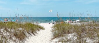 BEAUTIFUL, CUSTOM DECORATED, DOG FRIENDLY BEACH HOME IN THE COTTAGES OF TANNIN