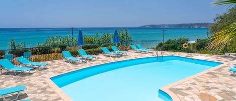 Piscina stagionale all'aperto, ombrelloni da piscina, lettini