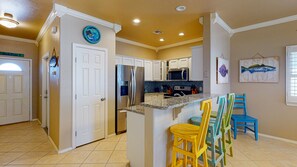 Frigorifero, microonde, forno, piano cottura