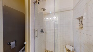 Combined shower/bathtub - Shared Pool, Near Beach, Pet Friendly (Port Aransas)