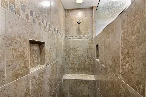 Combined shower/tub, towels