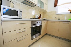 Frigorifero, microonde, forno, piano cottura