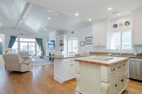 Beautifully Furnished Pet-Friendly w Ocean Views