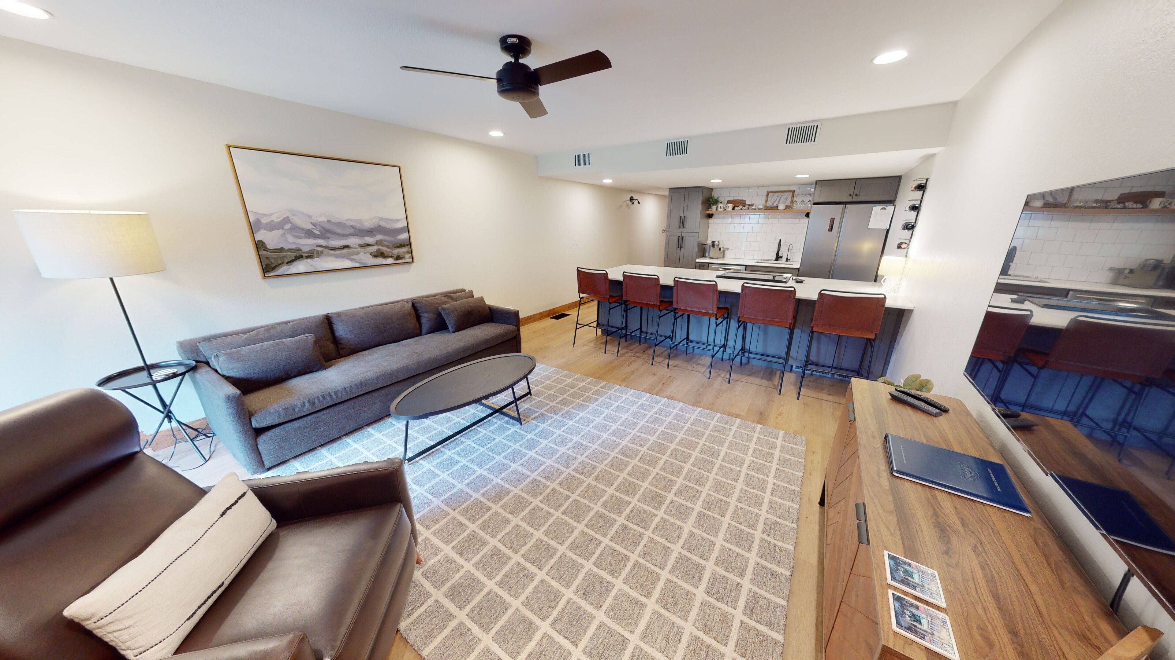 Updated! Big Pool, 4 Hot Tubs, Near Trails. Easy Drive/Walk to Marina, Events