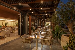 2 restaurantes; se sirven desayunos, comidas, cenas y brunch