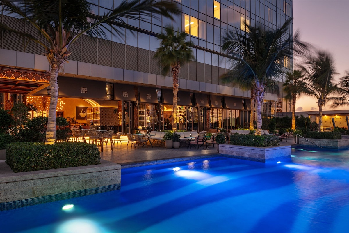 2 restaurants, breakfast, lunch, dinner served; Turkish cuisine - The St. Regis Dubai, The Palm (Dubai)