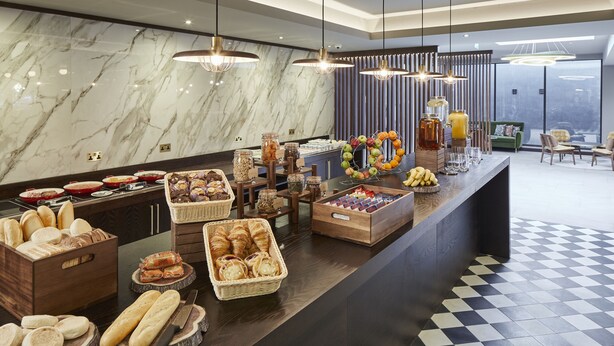Breakfast area - Four Points by Sheraton London Gatwick Airport (Horley)
