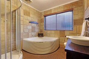 Casa Deluxe | Baño | Tina y toallas 