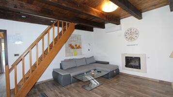 Casa, 2 habitaciones, balcón, vista al jardín | Área de sala de estar | Televisión de pantalla plana