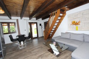 Huis, 2 slaapkamers, balkon, uitzicht op tuin | Woonruimte | Een flatscreentelevisie