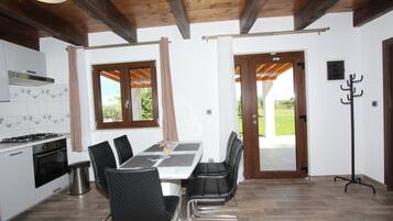 Casa, 2 habitaciones, balcón, vista al jardín | Cocina privada | Refrigerador, microondas, horno y parrilla de estufa