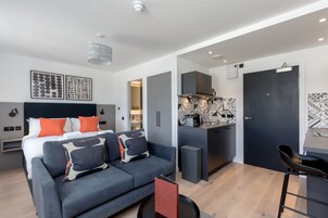 In-room safe, laptop workspace, iron/ironing board, free WiFi