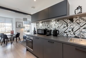 Frigobar, microondas, horno, placa de cocina