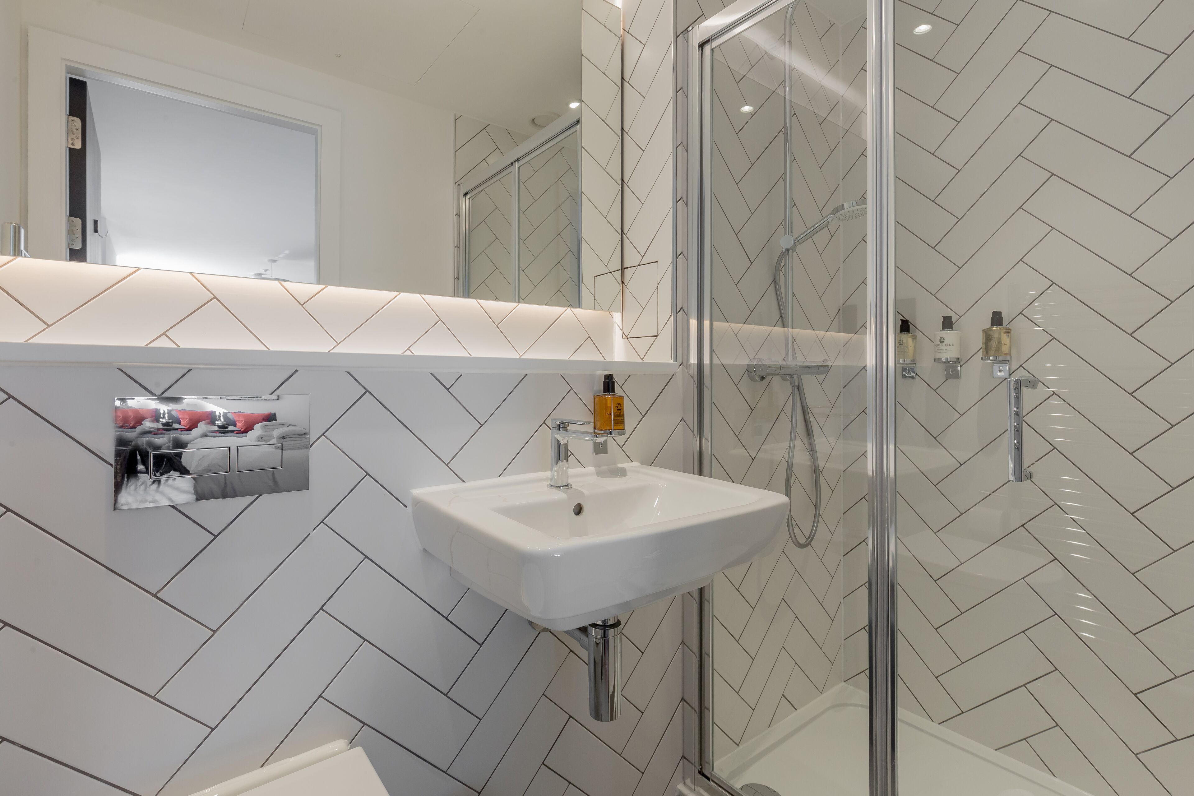 經典開放式客房 | 浴室 | 淋浴設備、免費盥洗用品、吹風機、毛巾