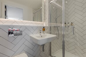 ห้องคลาสสิกสตูดิโอ | ห้องน้ำ | ฝักบัว, ของใช้ในห้องน้ำฟรี, ไดร์เป่าผม, ผ้าเช็ดตัว