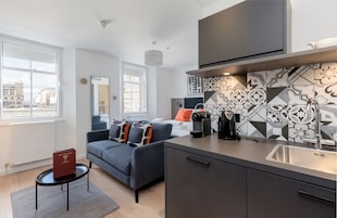 In-room safe, laptop workspace, iron/ironing board, free WiFi