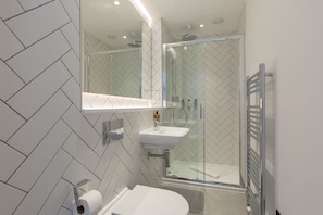 Departamento clásico, 1 habitación | Baño | Regadera, amenidades de baño gratuitas, secadora de cabello, toallas