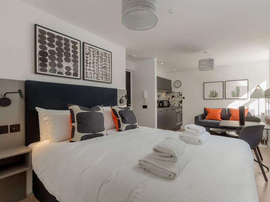 Studio classique | Coffre-fort, espace de travail pour ordinateurs portables