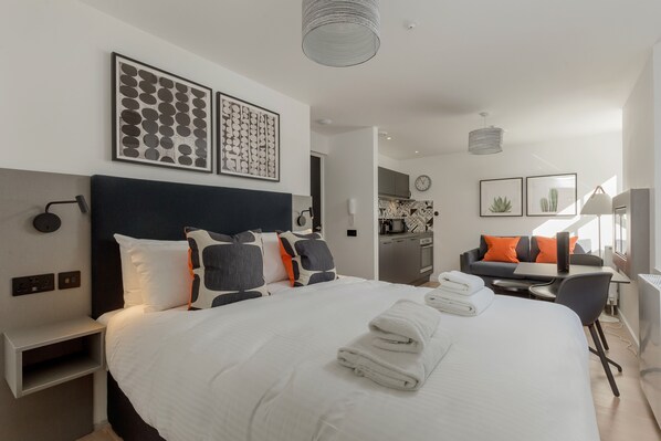 ห้องคลาสสิกสตูดิโอ | ตู้นิรภัยในห้องพัก, พื้นที่ทำงานแบบใช้แล็ปท็อป, เตารีด/โต๊ะรีดผ้า