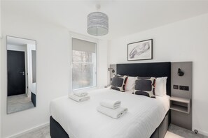Classic Apartment 2 Beds | In-room safe, laptop workspace, iron/ironing board, travel crib - Destiny Scotland Market St Apartments (Edinburgh)