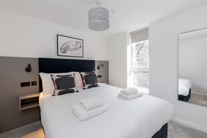 คลาสสิกอพาร์ทเมนท์, 1 ห้องนอน | ตู้นิรภัยในห้องพัก, พื้นที่ทำงานแบบใช้แล็ปท็อป, เตารีด/โต๊ะรีดผ้า