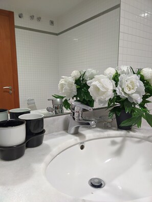 Baignoire, sèche-cheveux, bidet, serviettes fournies