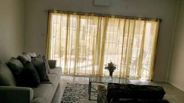 A living room with a sofa, a coffee table, and a patterned rug. - The Best of Home - Tranquil, Comfort & Convenient (Beausejour)