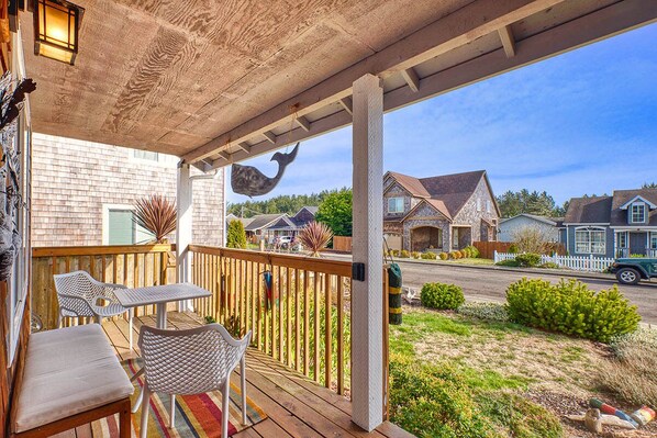 Outdoor dining - Pet-friendly, enclosed yard, walk to town/beach (Whale) (Long Beach)